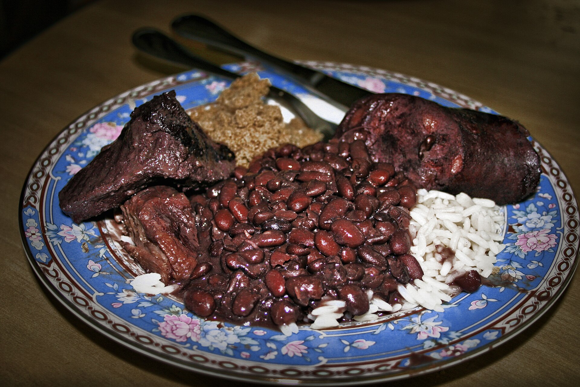 Feijoada brésilienne : haricots noirs, viande, riz et farofa